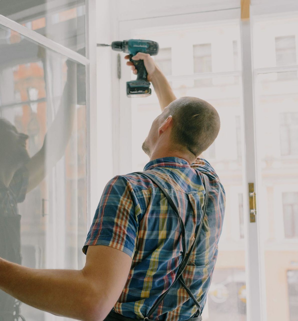 Instalador trabajando con un taladro