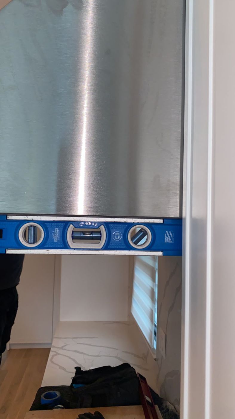 Nivel de burbuja apoyado en el borde inferior de la campana